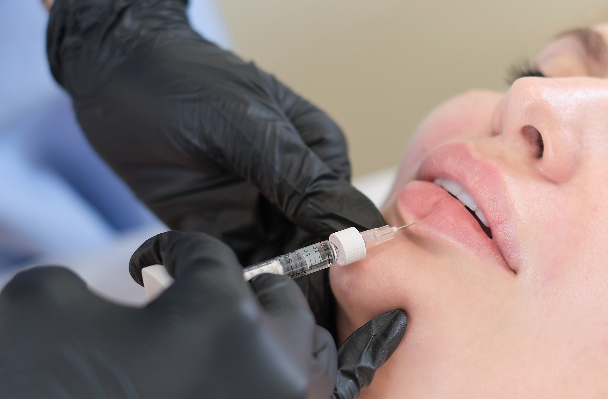 Dentiste effectuant une injection sur un modèle vivant lors d'une formation pratique