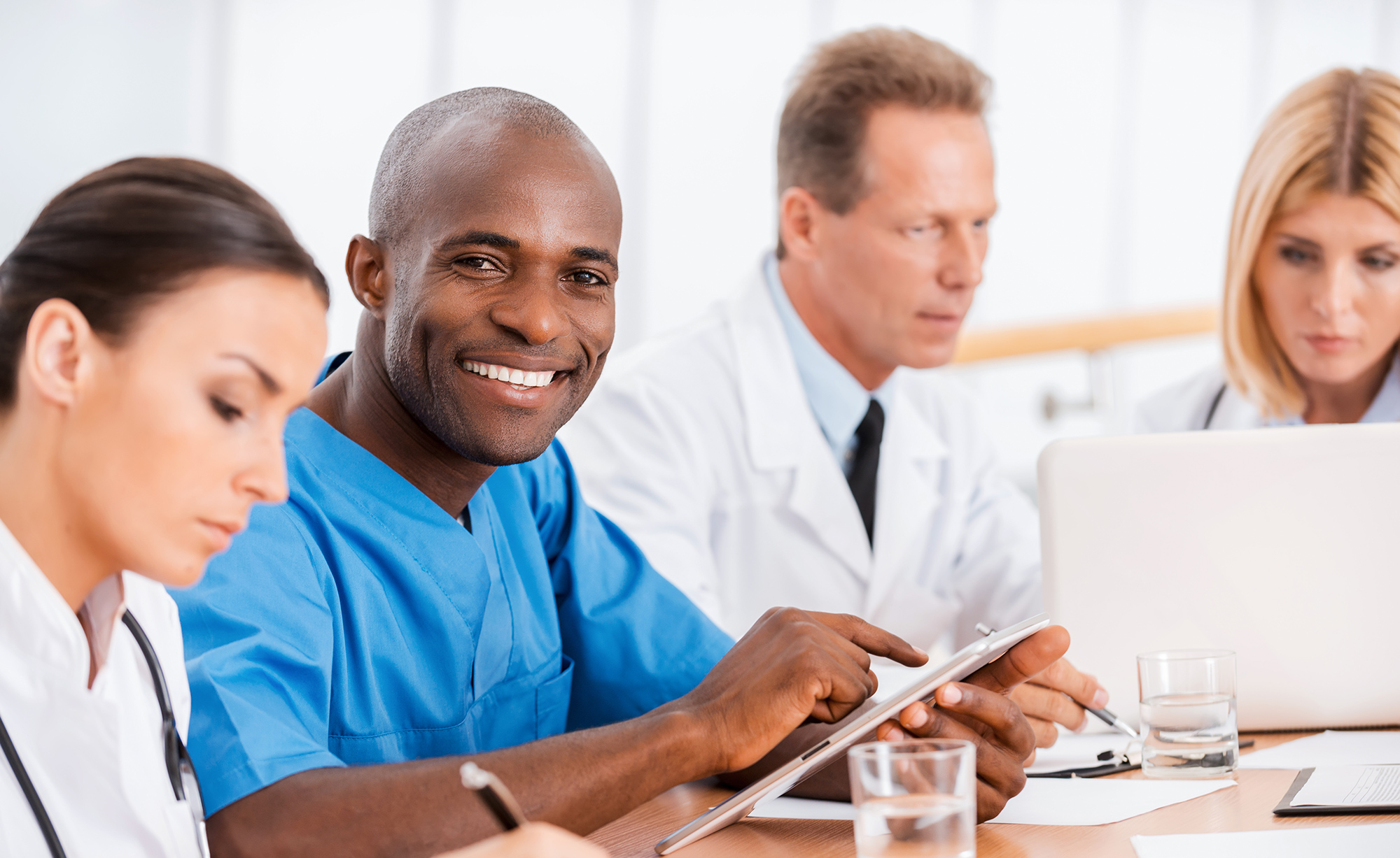 Un dentiste discute des risques et des avantages du traitement au Botox avec son patient