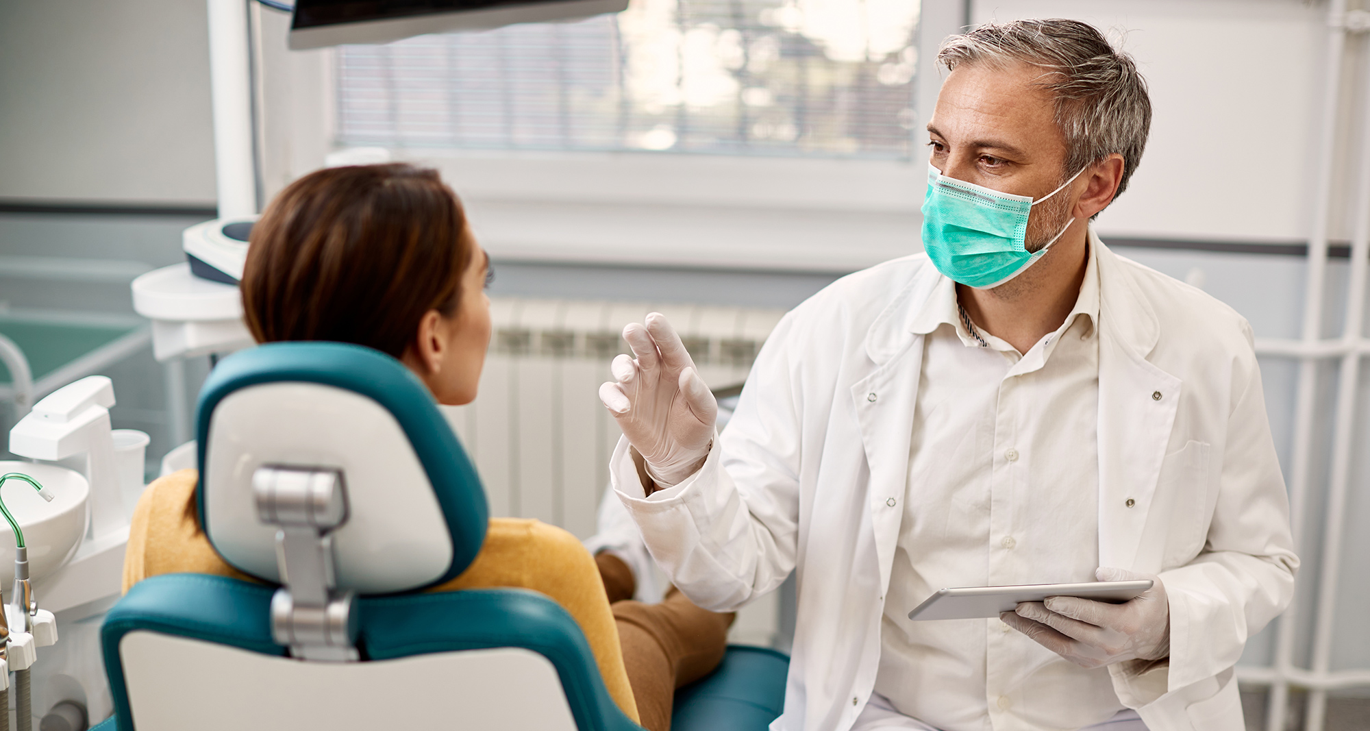 Un dentiste discute des risques et des avantages du traitement au Botox avec son patient